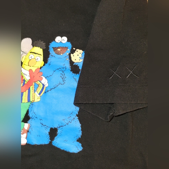 UNIQLO KAWS X SEASAME STREET 2018 Black TShirt XS - Picture 4 of 5